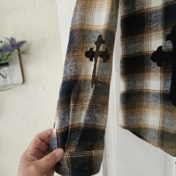 BoohooMAN Cross Applique Bleached Flannel Shirt Men's Size Medium - Picture 4 of 11